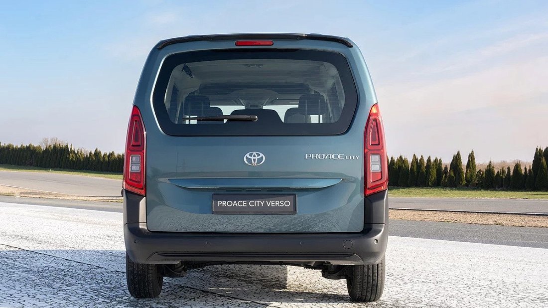 Toyota Proace City Verso Electric L2 52 kWh (2024-...) вид сзади, задние фонари, багажник, спойлер, эмблема, бампер, экстерьер