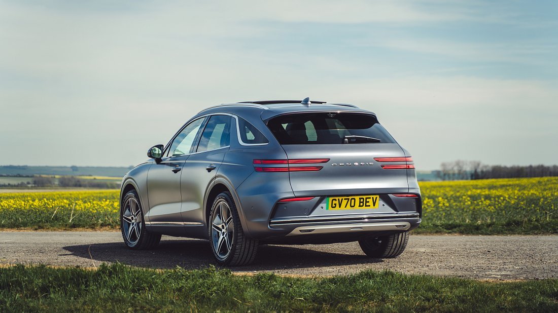 Фото Genesis Electrified GV70 AWD (2025-…) задняя часть под углом
