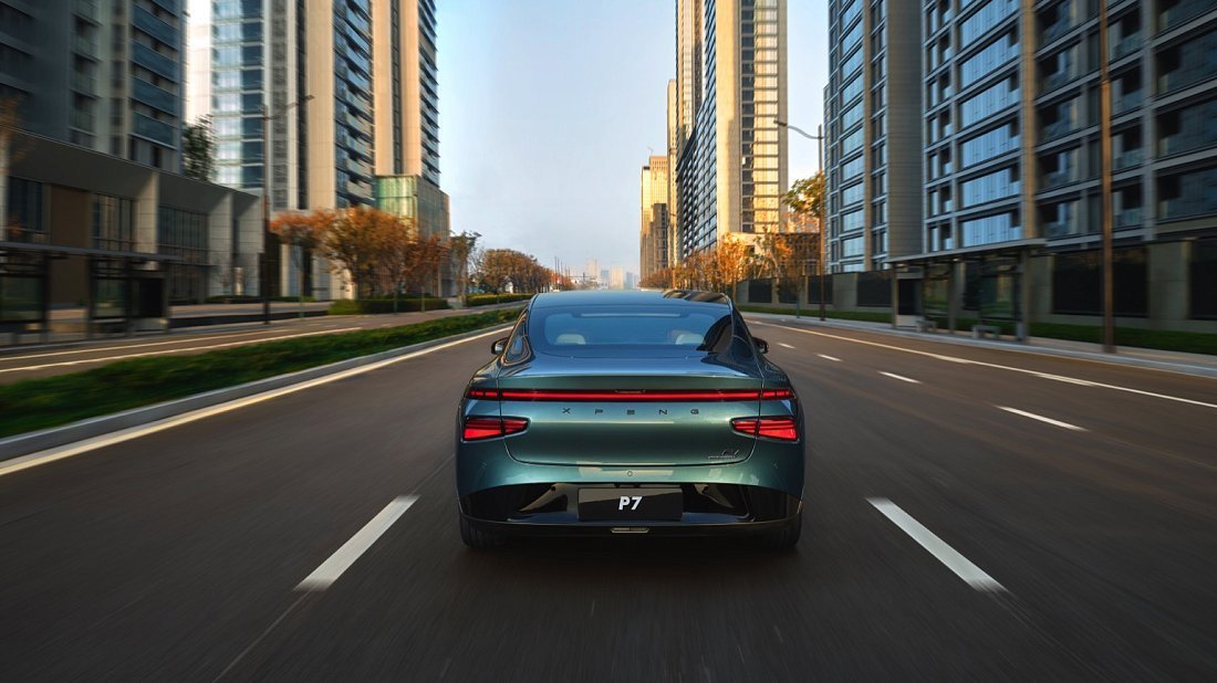 XPENG P7 AWD Performance (2023-…) вид сзади, задние фонари, багажник, спойлер, эмблема, бампер, экстерьер