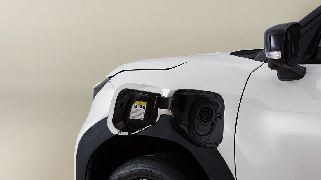 Фото Suzuki e Vitara 61 kWh FWD (2025-…) порт для зарядки (Европа)