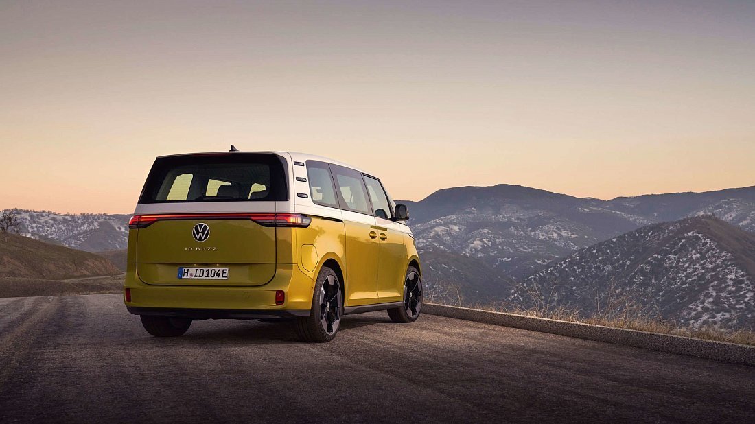 Volkswagen ID.Buzz Pro (2024-...) задняя часть в три четверти, вид в три четверти, диагональ, экстерьер