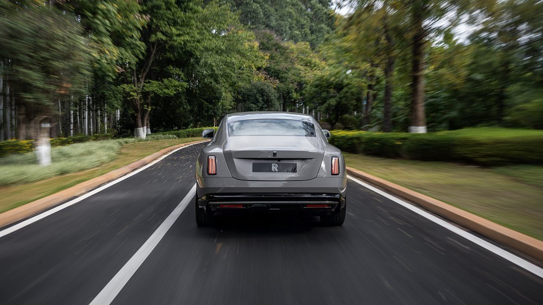 Rolls-Royce Spectre (2023-…) вид сзади, задние фонари, багажник, спойлер, эмблема, бампер, экстерьер