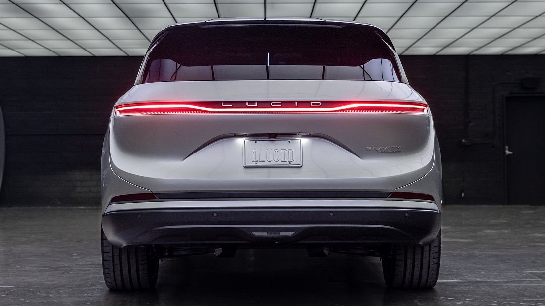 Фото Lucid Gravity Touring (2025-…) вид сзади, задние фонари