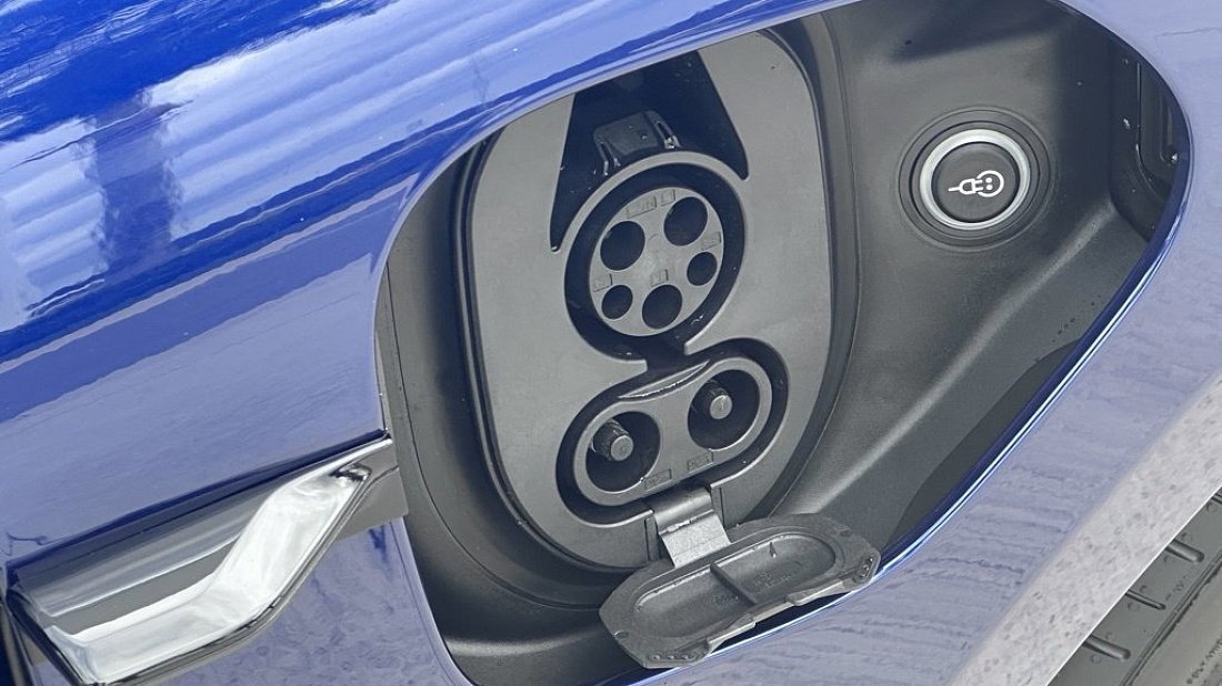 Porsche Taycan 4S Plus (2024-…) порт для зарядки (США), зарядка, разъем, штекер, коннектор