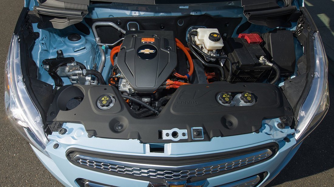 Chevrolet Spark EV 21 kWh (2013-2014) передний багажник (frunk), под капотом, место для хранения, груз, вместимость, дополнительное пространство
