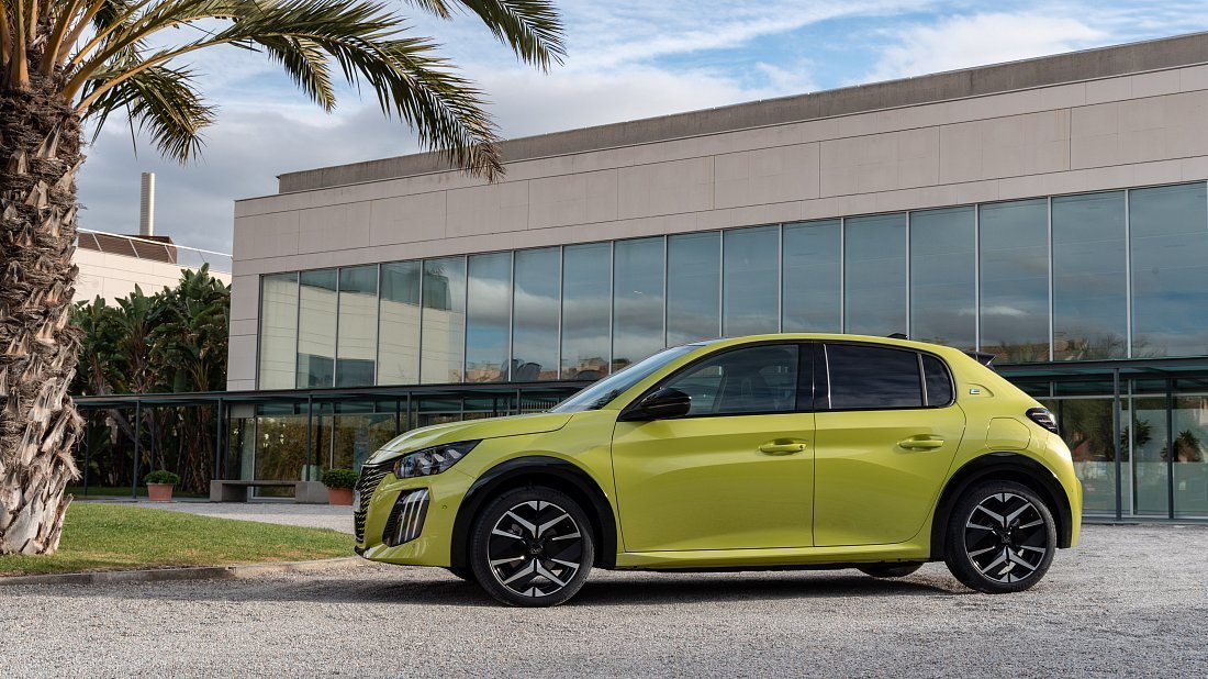 Peugeot e-208 51 kWh (2023-…) вид сбоку, силуэт, двери, колеса, экстерьер
