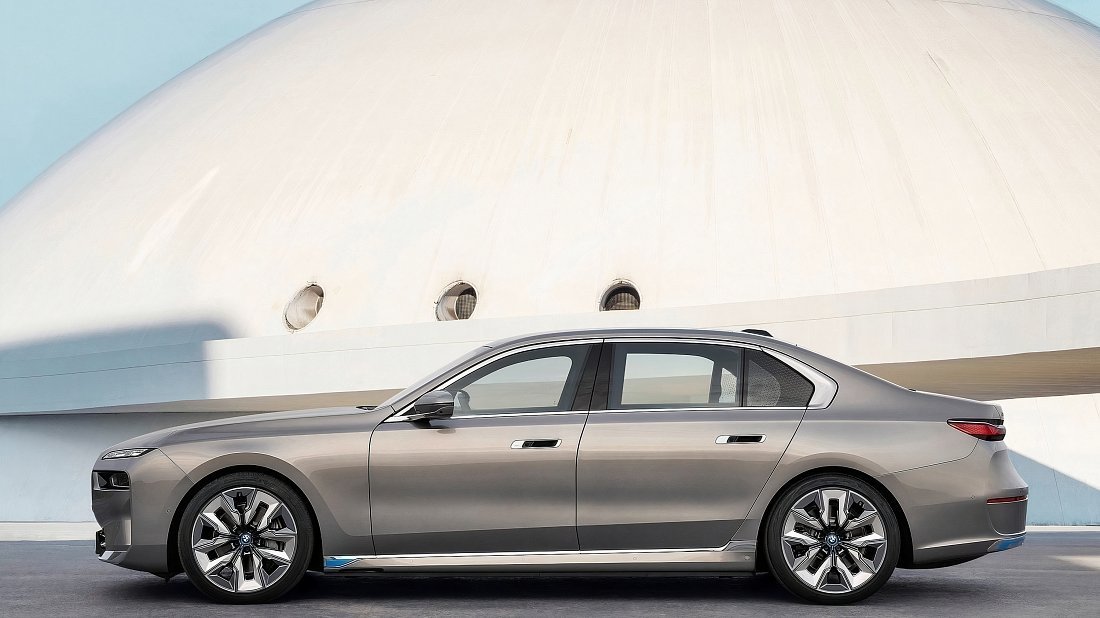 Фото BMW i7 eDrive50 (2023-…) вид сбоку
