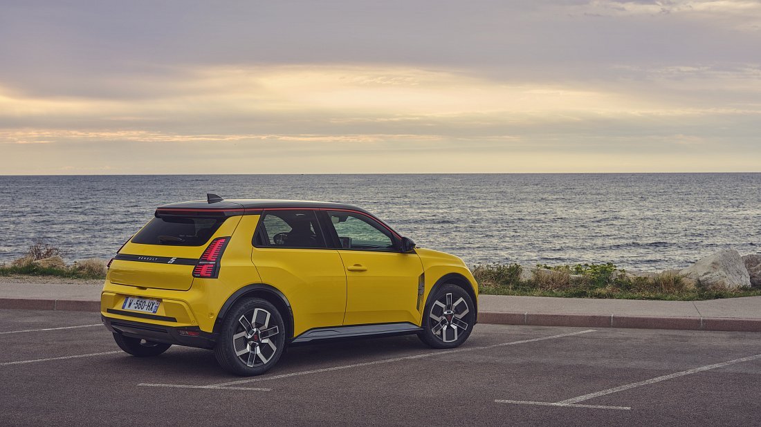Renault 5 E-Tech EV40 95hp (2025-...) задняя часть в три четверти, вид в три четверти, диагональ, экстерьер