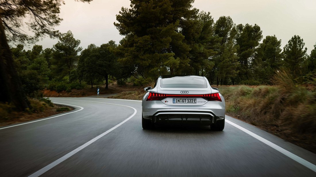 Audi e-tron GT S (2024-…) вид сзади, задние фонари, багажник, спойлер, эмблема, бампер, экстерьер