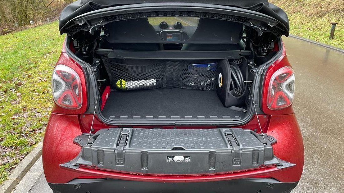 Smart EQ fortwo cabrio (2020-2023) багажник, сиденья подняты, грузовое пространство, объем багажника, вместимость багажника, место для хранения