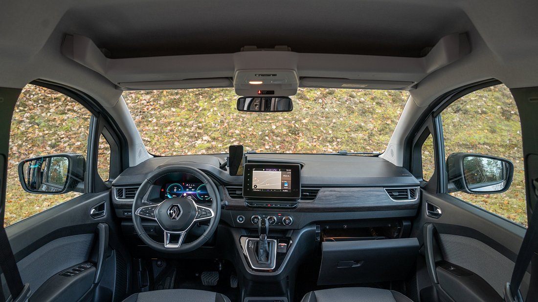 Renault Kangoo E-Tech Electric (2022-…) интерьер, переднее сиденье, водительское сиденье, приборная панель, рулевое колесо, информационно-развлекательная система, кокпит