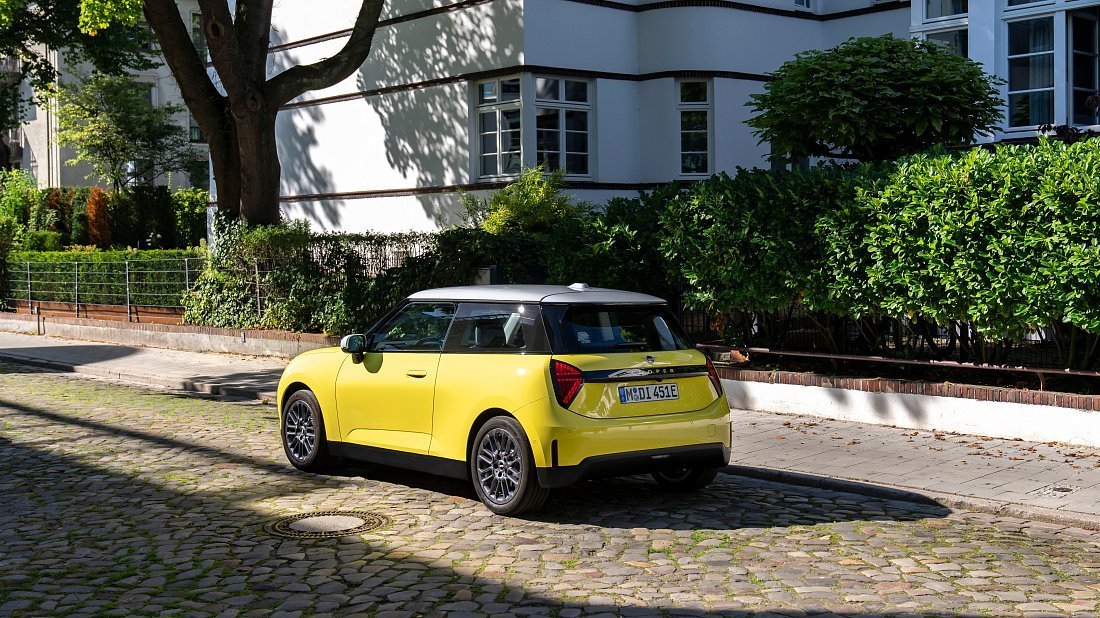 Mini Cooper SE (2023-…) задняя часть в три четверти, вид в три четверти, диагональ, экстерьер
