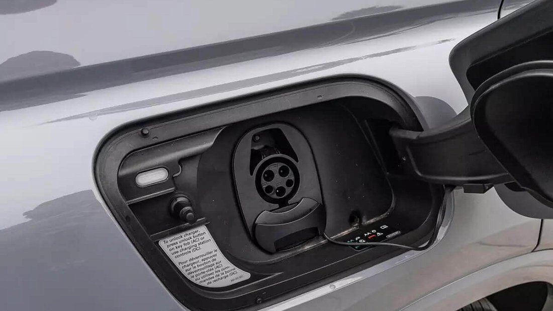 Audi Q4 Sportback e-tron 45 (2023-…) порт для зарядки (США), зарядка, разъем, штекер, коннектор