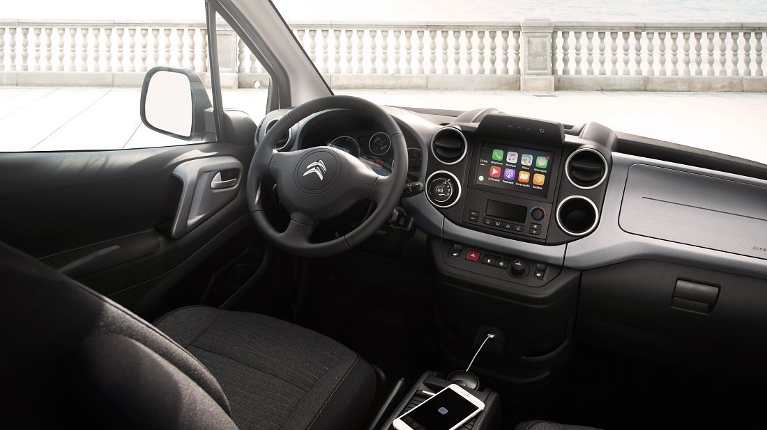 Citroën e-Berlingo Multispace (2017-2020) интерьер, переднее сиденье, водительское сиденье, приборная панель, рулевое колесо, информационно-развлекательная система, кокпит
