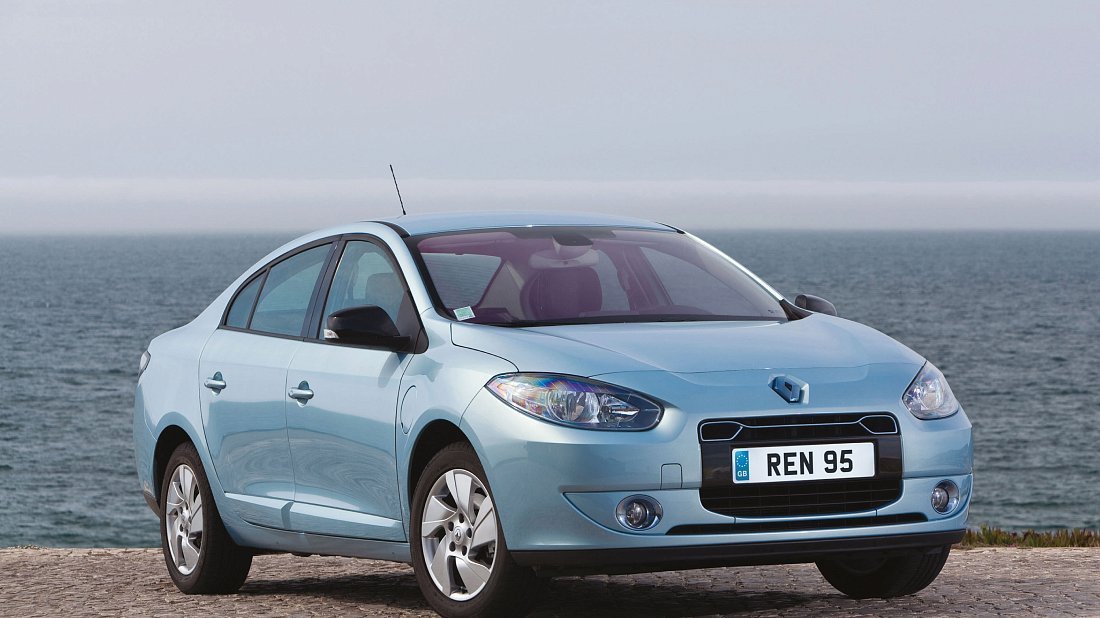 Renault Fluence Z.E. (2011-2014) вид спереди, спереди сбоку, по диагонали, экстерьер