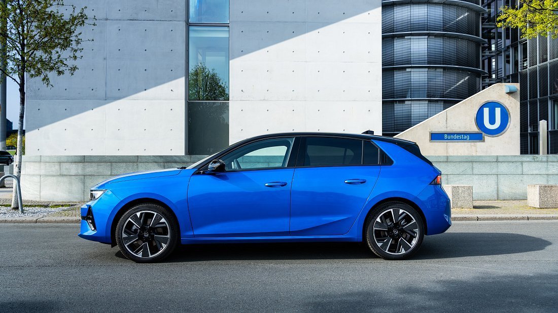 Opel Astra Electric (2023-…) вид сбоку, силуэт, двери, колеса, экстерьер