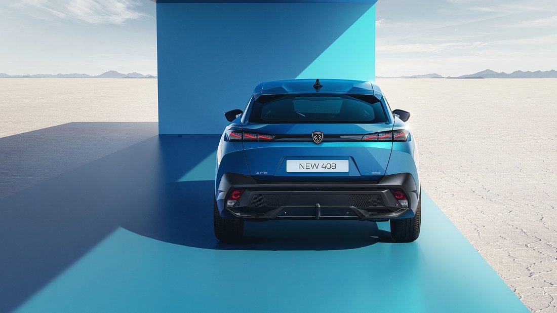 Peugeot e-408 58 kWh (2024-…) вид сзади, задние фонари, багажник, спойлер, эмблема, бампер, экстерьер