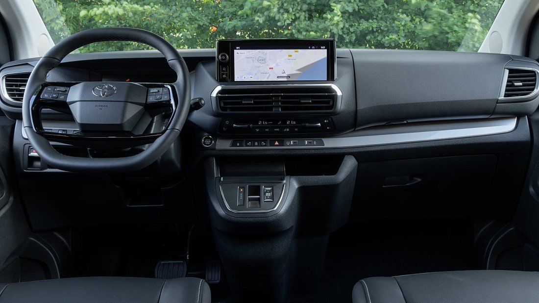 Toyota Proace Verso Electric L1 50 kWh (2024-...) интерьер, переднее сиденье, водительское сиденье, приборная панель, рулевое колесо, информационно-развлекательная система, кокпит