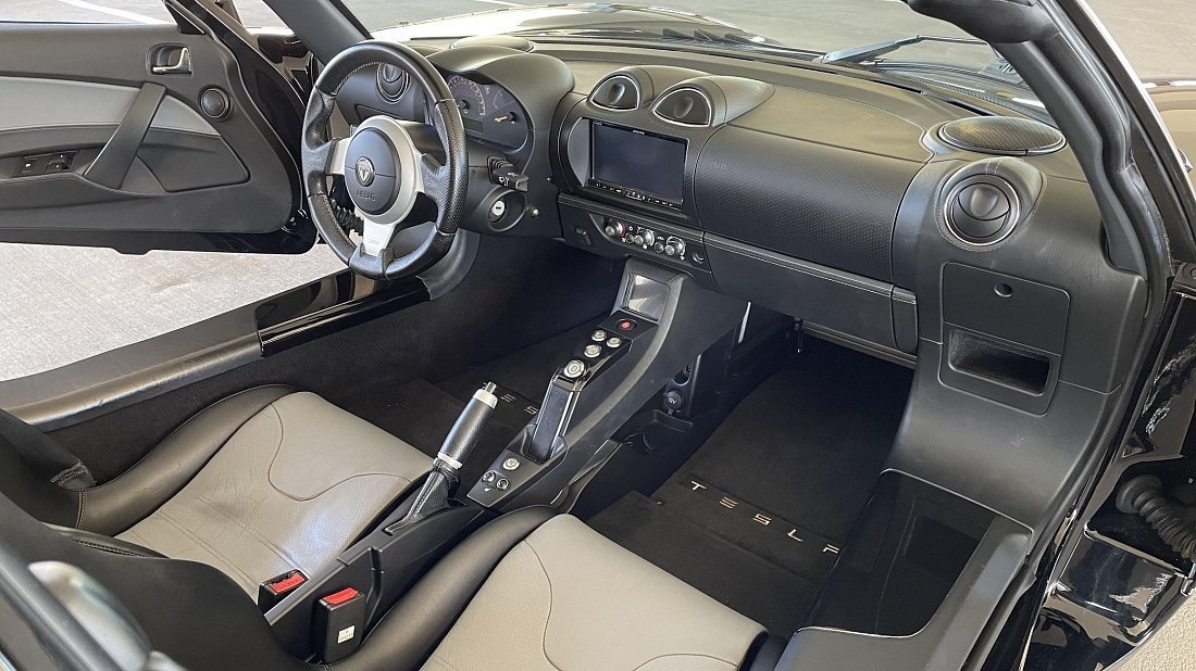 Tesla Roadster 2.5 (2010-2012) интерьер, переднее сиденье, водительское сиденье, приборная панель, рулевое колесо, информационно-развлекательная система, кокпит