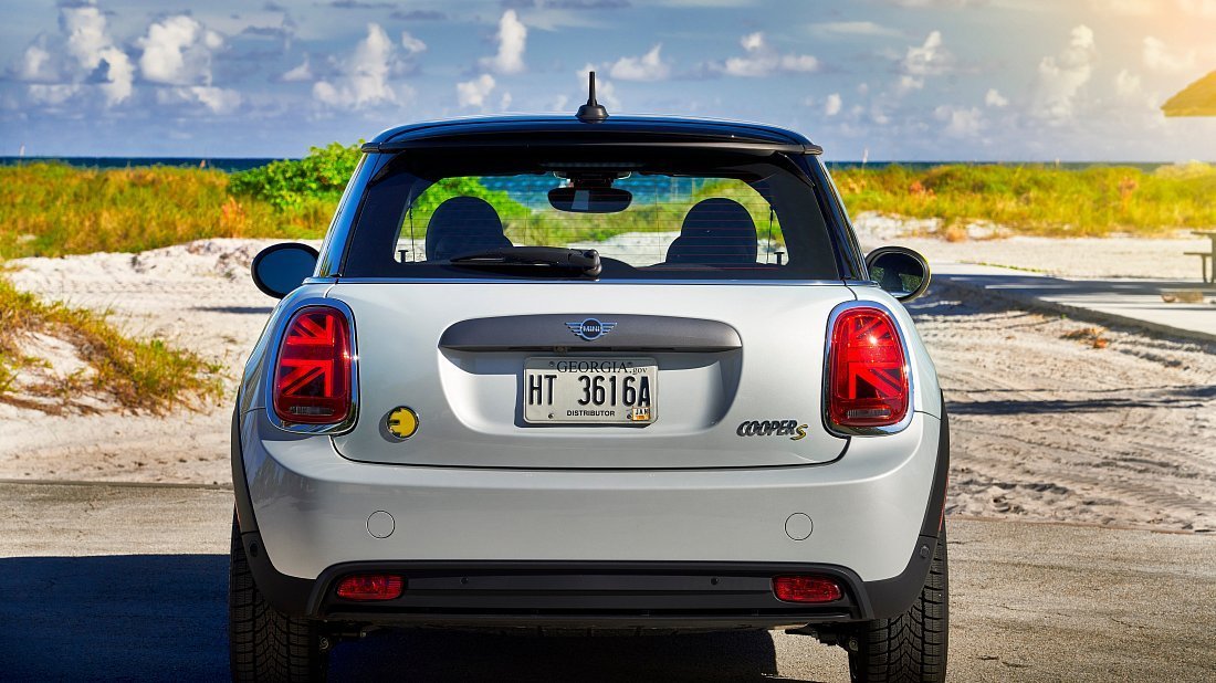 Mini Cooper SE (2020-2021) вид сзади, задние фонари, багажник, спойлер, эмблема, бампер, экстерьер