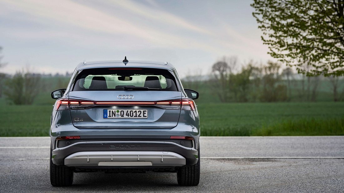 Audi Q4 e-tron 45 quattro (2021-…) вид сзади, задние фонари, багажник, спойлер, эмблема, бампер, экстерьер