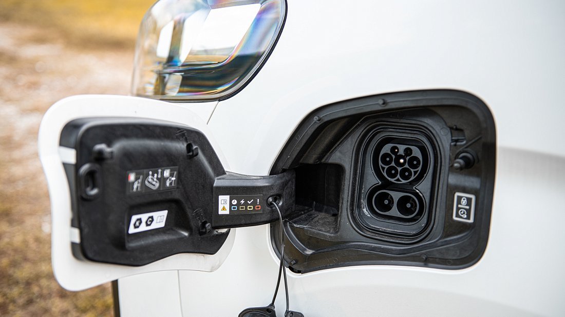 Opel Zafira Electric Life S 50 kWh (2020-2021) порт для зарядки (Европа), зарядка, разъем, штекер, коннектор