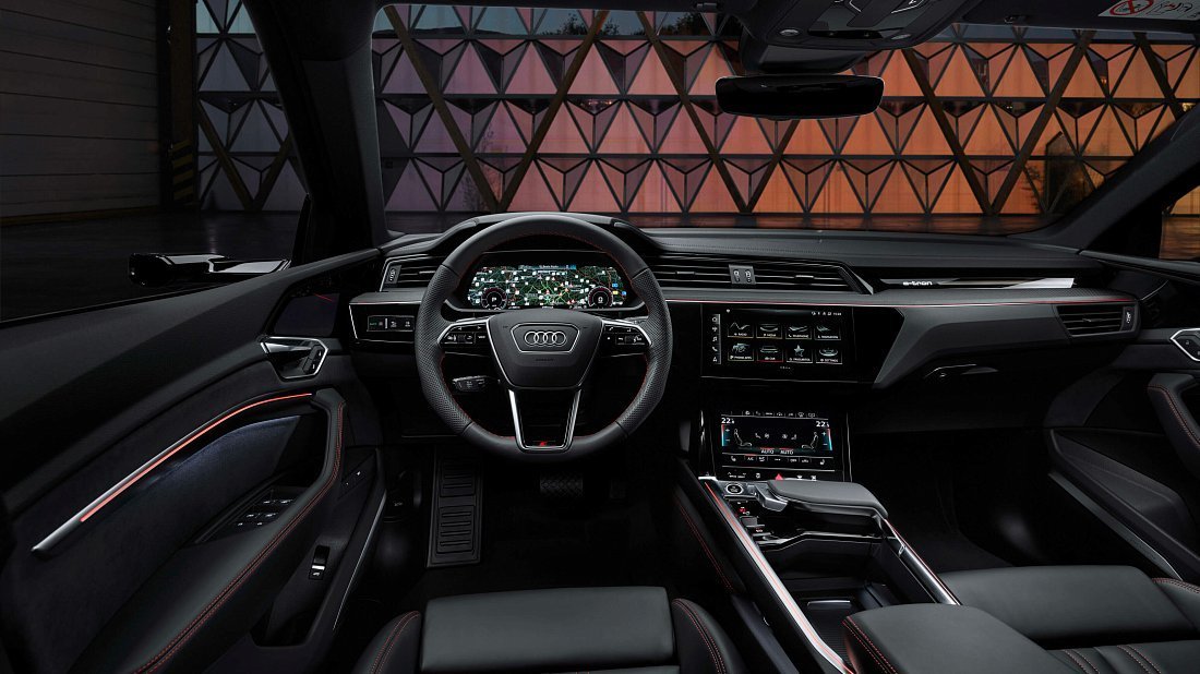 Audi Q8 Sportback e-tron 55 quattro (2022-…) интерьер, переднее сиденье, водительское сиденье, приборная панель, рулевое колесо, информационно-развлекательная система, кокпит
