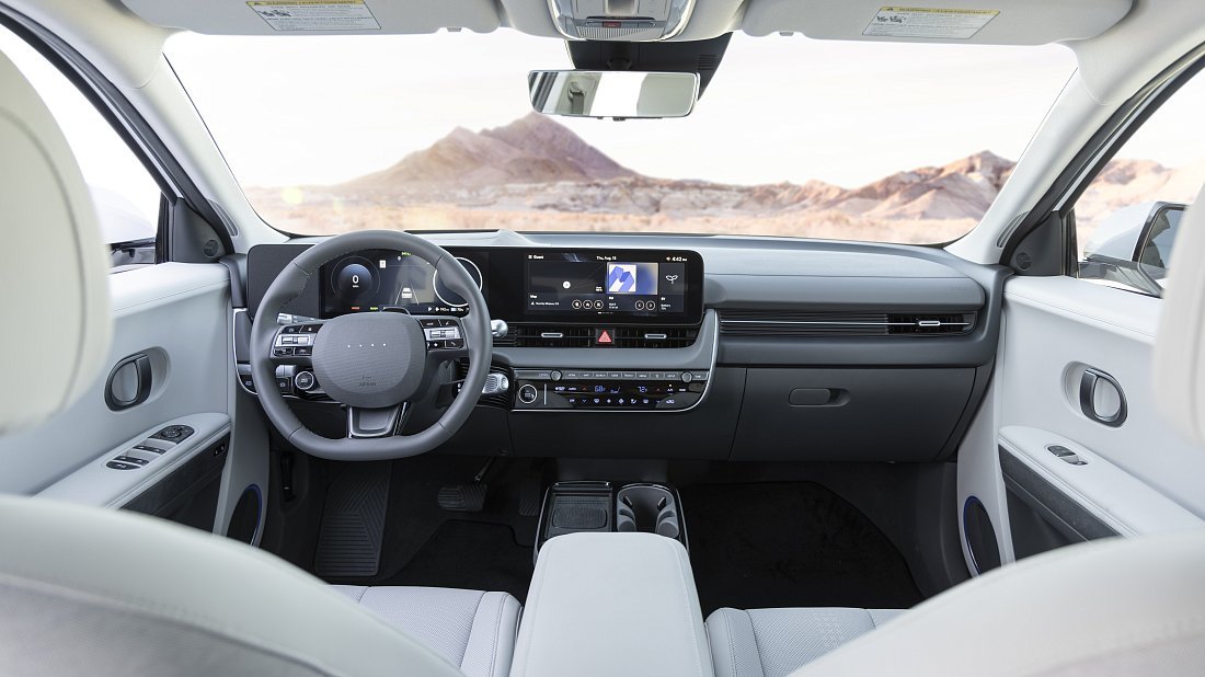 Hyundai Ioniq 5 XRT (2025-...) интерьер, переднее сиденье, водительское сиденье, приборная панель, рулевое колесо, информационно-развлекательная система, кокпит