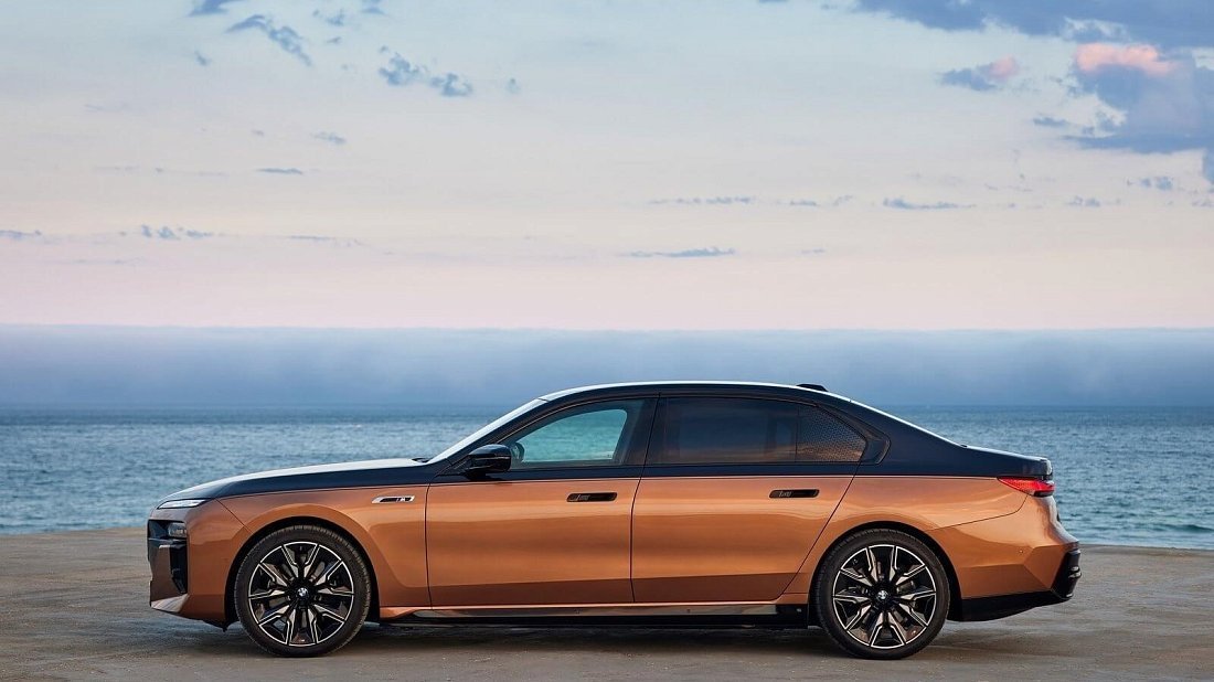 BMW i7 M70 xDrive (2023-…) вид сбоку, силуэт, двери, колеса, экстерьер