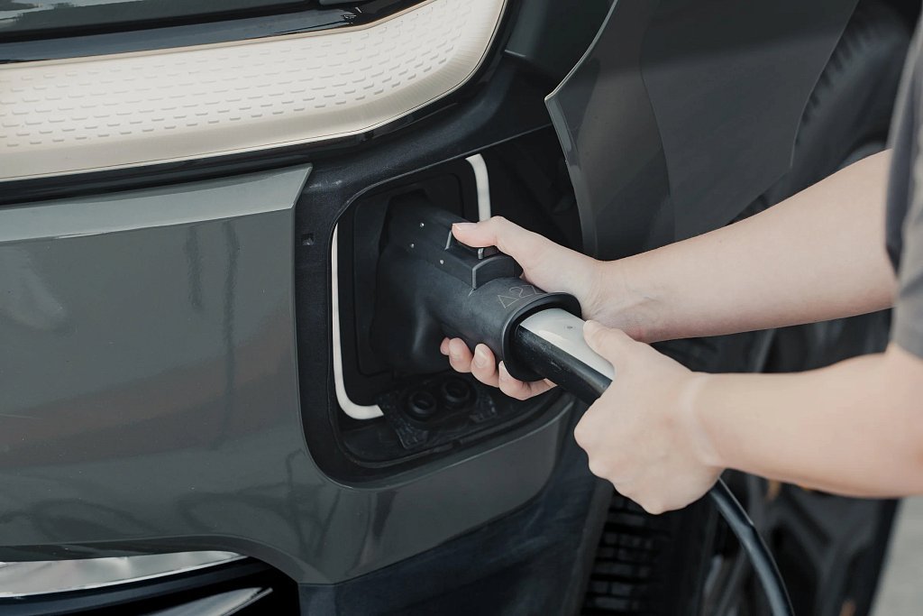 Charging Rivian R1T with A2Z charging adapter