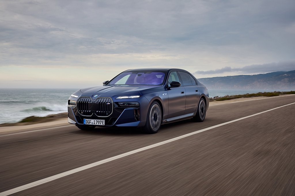 BMW i7