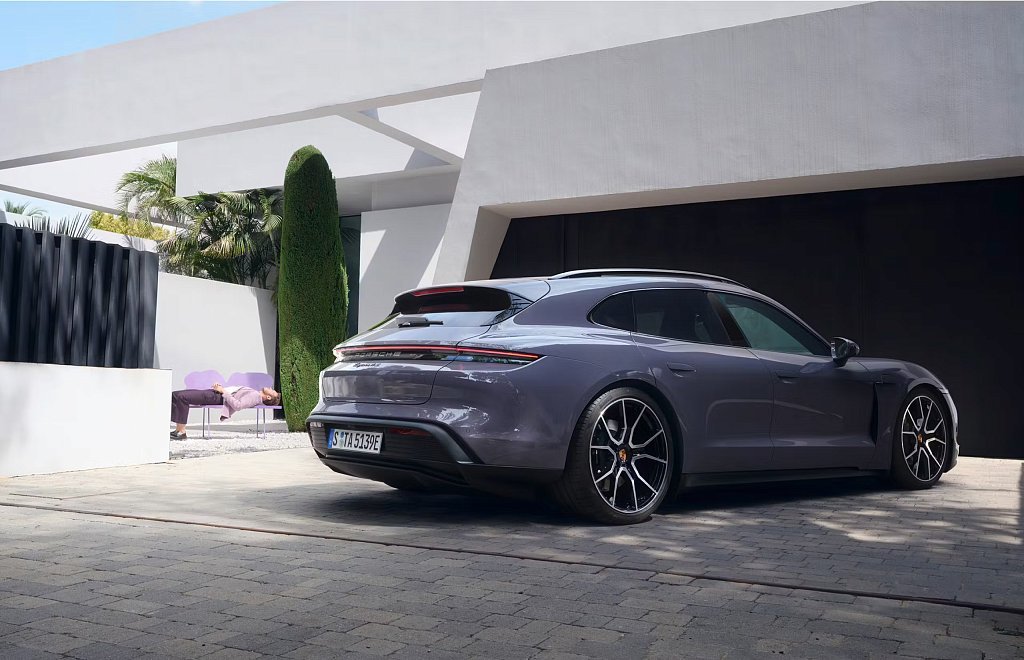 Porsche Taycan Sport Turismo (Image by Porsche)